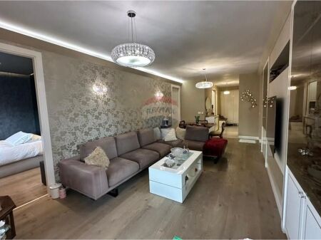 Shitet apartament 3+1 Komuna e Parisit