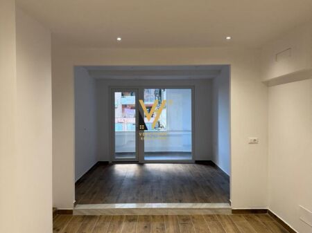BUSINESS PREMISES FOR SALE 60 M2 AT THE TRAIN STATION 156,000 EURO