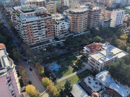 🏢✨ Edificio + Villa in Vendita a Bllok – Opportunità di Investimento Rara ✨🏡