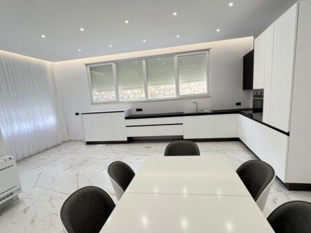🏡 Vilë për Shitje – Elegancë, Hapësirë dhe Privatësi