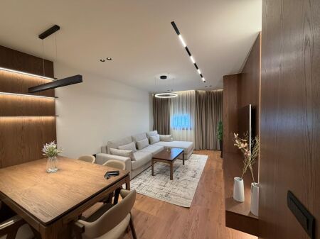 🏡 Appartamento super elegante 1+1 in affitto | 65 m² 📍Vicino allo Stadio Dinamo  ✨ Totalmente appena investito ✨ Arredamento moderno & lavori di qualità ✨ Ambiente luminoso e molto confortevole ✨ Posizione premium, vicino a ogni servizio  💶 1200€ netto/