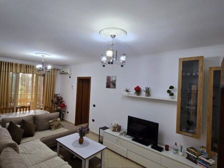 🏡 Appartamento 2+1 + annesso in affitto 🍽️ 📍Vicino al Viale Bajram Curri, via Nikolle Kacorri di fronte all'edificio con frecce 📐 108 m² | 🏢 2° piano ✨ Arredato e ben organizzato 🌿 Con balcone 💶 Prezzo: 500€ / mese