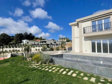 🏡 Ville Unica in Vendita con 2 Piscine – Mjull-Bathore