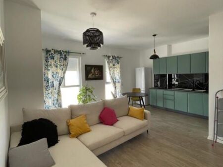 🏡 Appartamento 2+1 in affitto a Univers City, Tirana!  ✨ Appartamento moderno e confortevole, situato al 3° piano di un edificio con ascensore. 📍 Si compone di soggiorno + cucina, 2 camere da letto, bagno e balcone. 🌿 Zona tranquilla e familiare, con tutti i servizi nelle vicinanze.  💶 Prezzo: 500€/mese  📩 Contattaci per maggiori informazioni o per una visita alla proprietà!