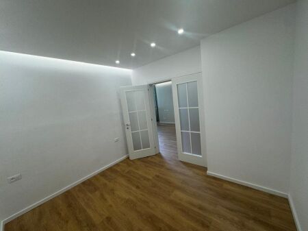 Shitet ,Apartament 1+1, Komuna e Parisit, Tirane​