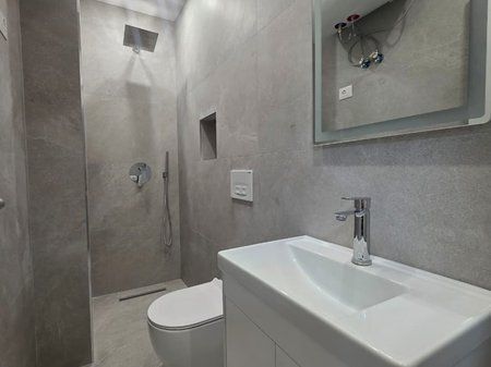 In vendita, Appartamento 1+1 vicino a Komuna e Parisit