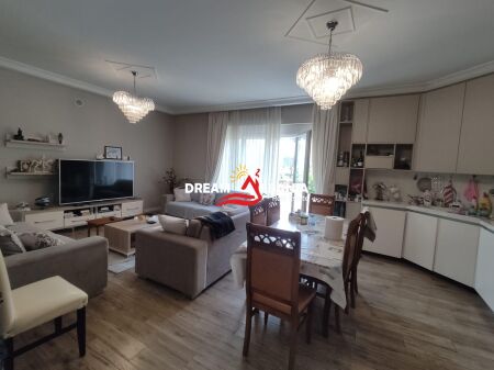 Quattro ville in vendita nella zona di Ali Demi vicino a Via Myslym Lela (ID 4151222)