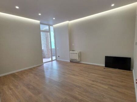 Shitet ,Apartament 1+1, Komuna e Parisit, Tirane