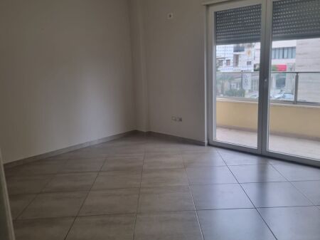 JEPET ME QERA AMBIENT/APARTAMENT RRUGA E RE E PORTIT, DURRES