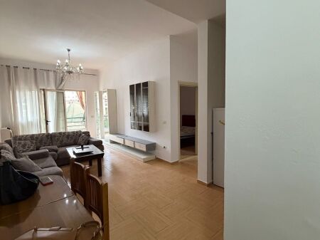 Jepet me qera apartament 1+1 tek Dy Palmat, Astir.