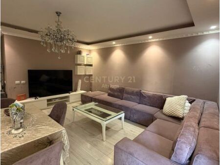 Apartament 3+1+2 per shitje tek Komuna e Parisit