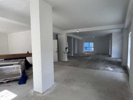 NEGOZIO IN AFFITTO 220 M2 ALI DEMI 300.000 LEKE FH-73194