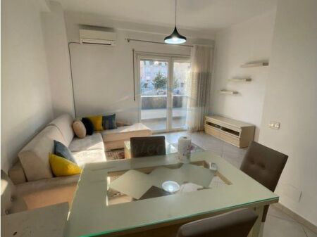 Qera, Apartament 2+1+2+Post Parkimi, Komuna e Parisit, Tiranë.