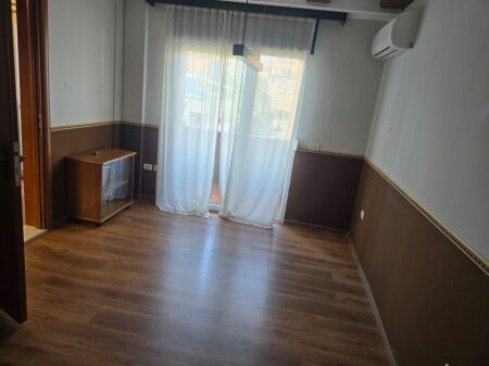 3+1, investito, in affitto, per uffici, ex esposizione, 100.000 lek