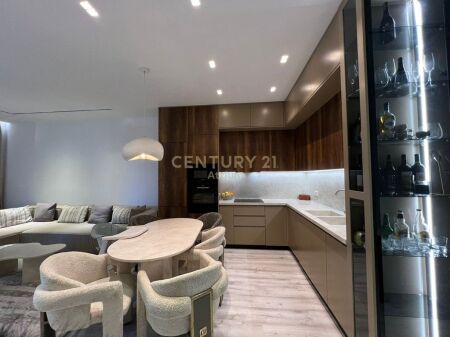 VENDIAMO APPARTAMENTO 2+1 PRESSO EMERALD CENTER