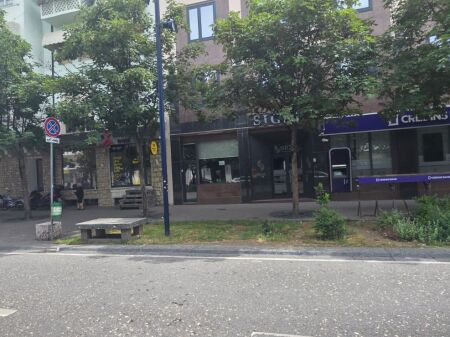 Jepet me qera Dyqan Open Space ne Qender/ Tek Bulevardi Zogu i 1 afer me Ufon