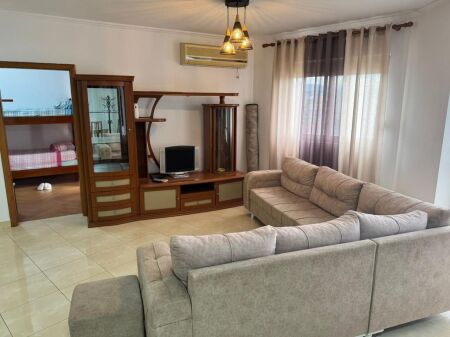 Jepet me qera Apartament 2+1 Qender / Tek Rr. Barrikadave