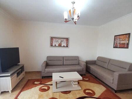 Ne zonen e Medresese jepet me qera apartament 1+1,i mobiluar 55,000Leke