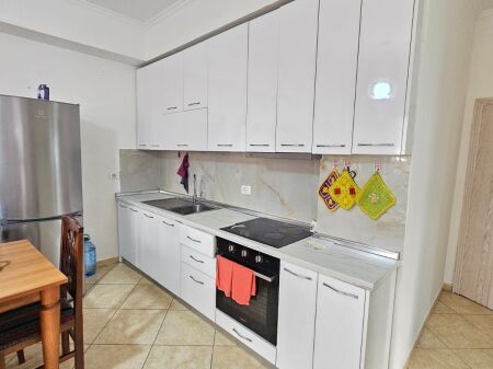 JEPET ME QERA APARTAMENT 2+1 PRANE SHKËMBIT I KAVAJËS