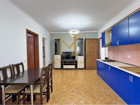 Appartamento 1+1 in vendita. 4° piano, senza ascensore. Shkembi Kavajes, vicino a Bonita, Kraja e Dolce Vita Hotel.