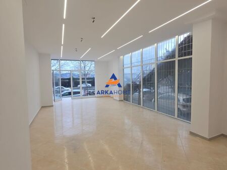 BUSINESS UNIT FOR RENT 70.15M2 "YELLOW PALACES" 650 EURO