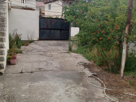 🏡 JEPET ME QIRA – SHTËPI PRIVATE 2+1 | VLORË – CENTRALE Jepet me qira shtëpi private 2+1 në zonën