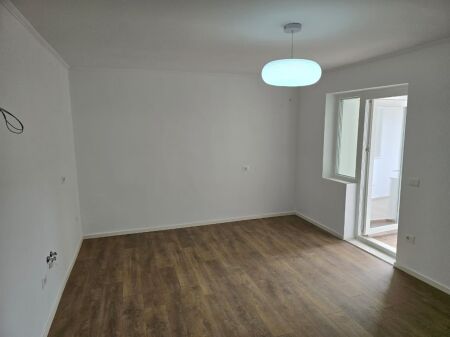 Shitet Apartment Te Ish Tregu Elektrik 1+1 kati 3 Orjentim Jug Lindje 50 m² Pallt Egzistus I Risauruar Çmimi 115000 €