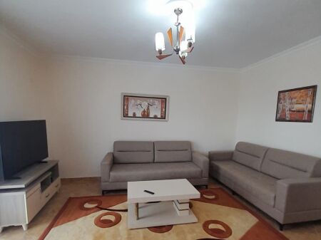 Jepet me qera Apartamenti 1+1 , rruga e Dibres 100 metra nga Medreseja 550 mije leke