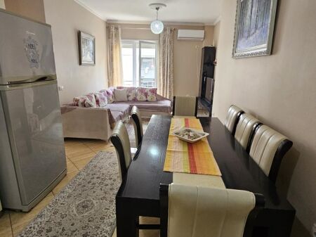 Tek Santana Ne Astir Jepet Me Qira Apartament 2+1 I Mobiluar!
