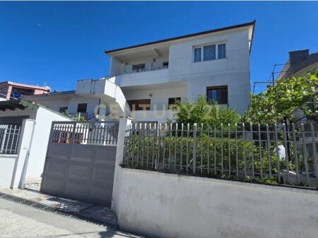 Vila 3-katëshe për shitje në Durrës, !!