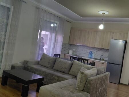 Jepet me qera Apartamenti 2+1 , ne fund te rruges 5 Maj tek ndertimin e Bashkise  550 Mije leke
