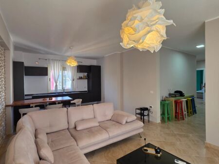 Apartament 2+1 me me pamje nga deti