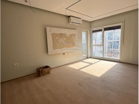 Shitet, Apartament 1+1, 5 Maji, Tirane.