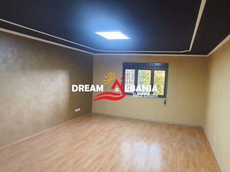 Locale commerciale in affitto in Via Kavajes vicino al Centro (ID 42611534)