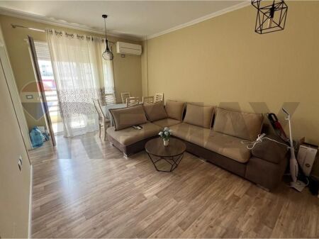 Jepet me Qira Apartament 1+1 Porcelan.