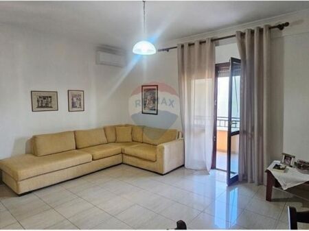 Apartament 1+1 per qira tek Komuna e Parisit