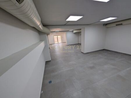 LOCALE COMMERCIALE IN VENDITA VICINO ALLA SCUOLA “VASIL SHANTO” 450,000 €