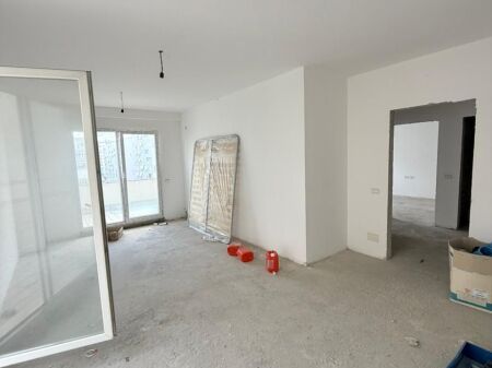 APARTAMENT 2+1 ME VERANDE PER SHITJE PRANE KIKA 2