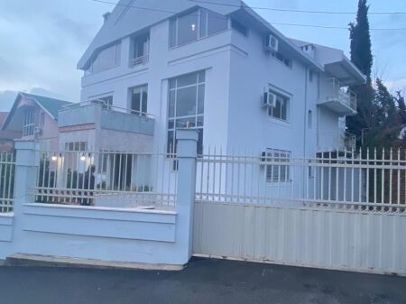 650m2 - Jepet me Qera Ambient për Zyra