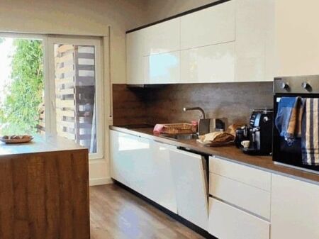 🏡 Villa for sale by Lake Farka – ideal investment and living opportunity In a small and quiet residence near Lake Farka, a unique villa is offered for sale with a wonderful view of the lake, private yard, and high construction standards.