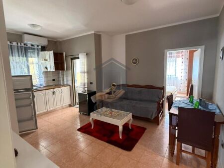 Jepet me Qira, Apartament 2+1, Tek Shkëmbi i Kavajës, Pranë Majestic, Durrës.