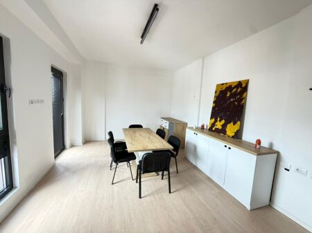 Zyre Me Qera 2+1 tek Kompleksi Garden Building (ID BZ2955) Tirane
