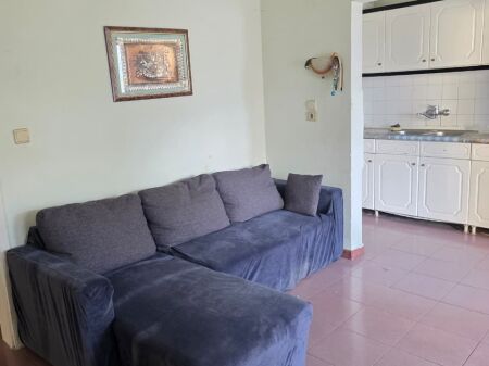 Jepet me Qera Apartament 1+1 me Ballkon në Qendër të Tiranës, afër Postës e pershtatshme per 3 persona