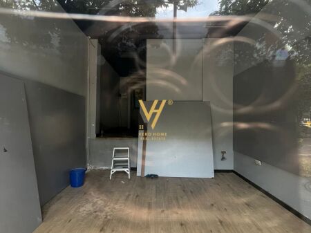 SHOP FOR RENT 30 M2 IN CENTER 1,800 EURO