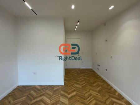 All'Estensione della Residenza Kodra E Diellit 1, Appartamento 1+1 con Cortile in Vendita !