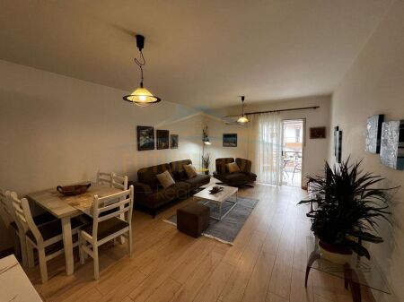 Qera, Apartament 2+1+2+Post Parkimi, Komuna e Parisit, Tiranë.