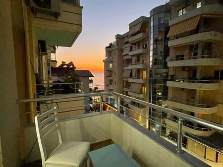 Apartament 1+1 me Qera Afatgjatë në Vijën e Parë të Lungomares, Vlorë – Pamje Anësore nga Deti