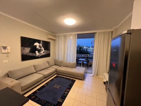 Me Qera: Super Apartament 1+1 + Ballkon + P.Parkimi || (📍Liqeni Artificial - Afër Kopshtit Zologjik), Pllt I Ri Me Ashensor, me Oborr | 800 Euro/Muaj