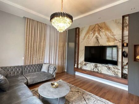 Disponojmë Apartament 2+1+2, për Shitje Apartamenti ndodhet tek Secret Garden Residence, Teg. Tiranë.