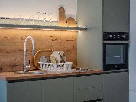 SHITET APARTAMENT 1+1 I MOBILUAR – I NDARË NË 2 GARSONIERE